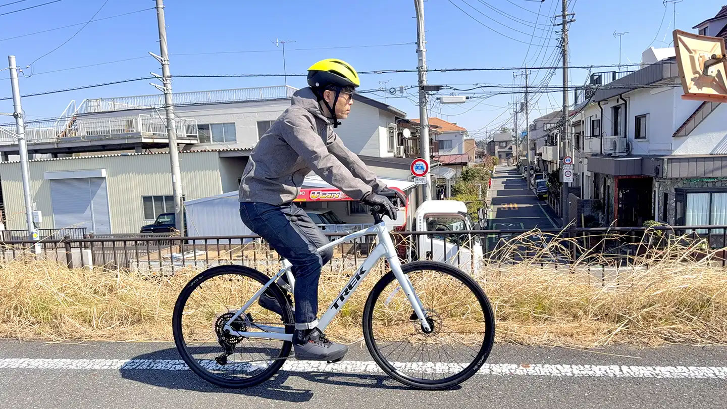 自転車で移動する人